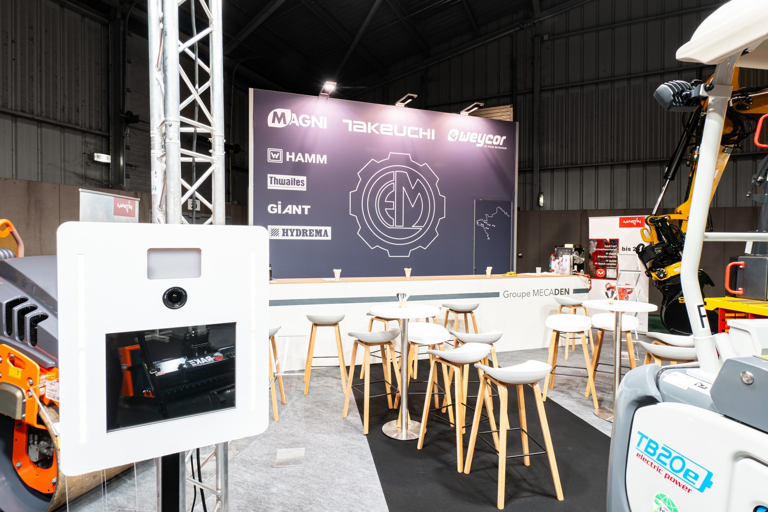 Stand professionnel aménagé pour salon