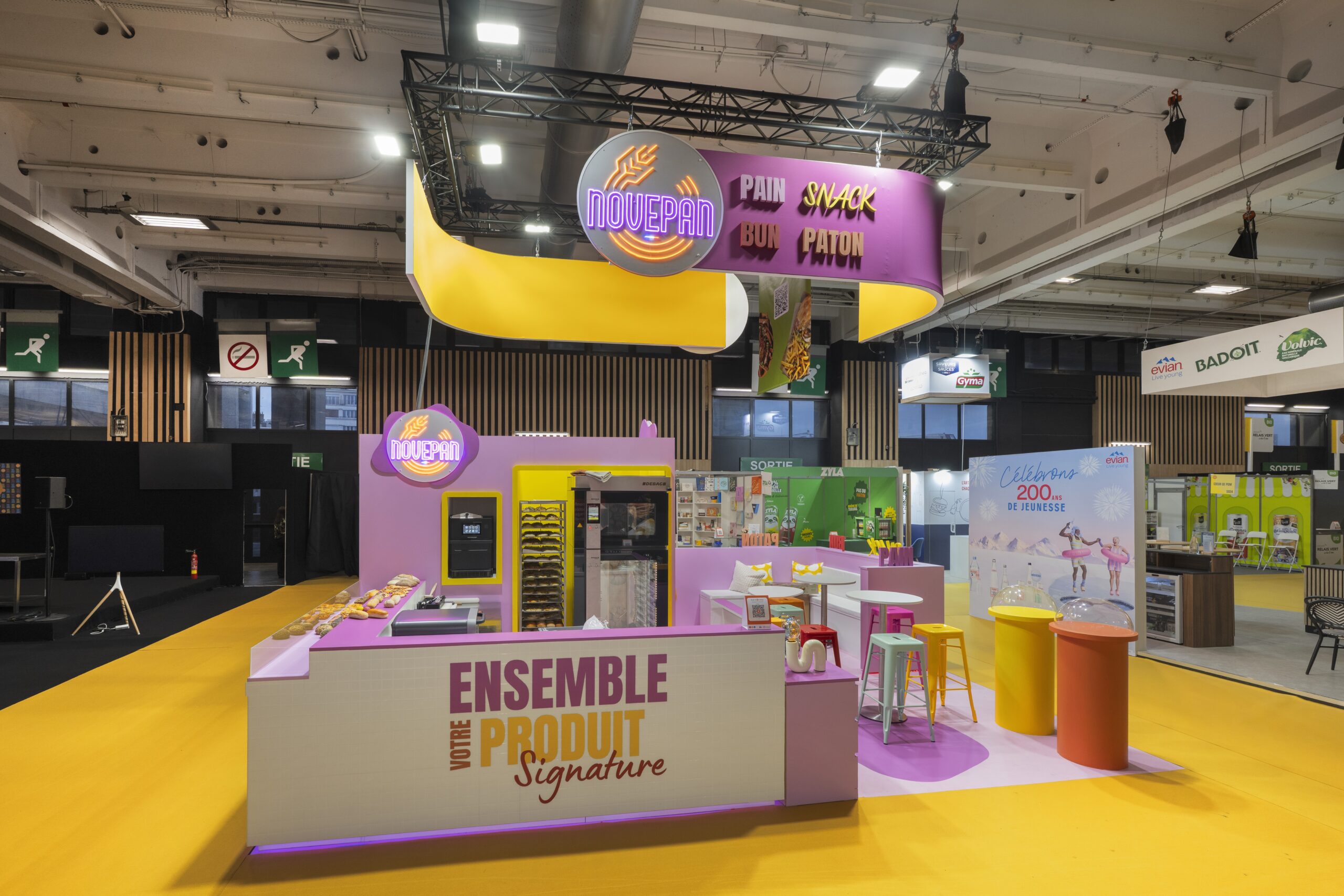 Stand hybride conçu par Acroma